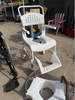 Rolling toilet chair