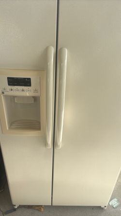 Refrigerator side by side