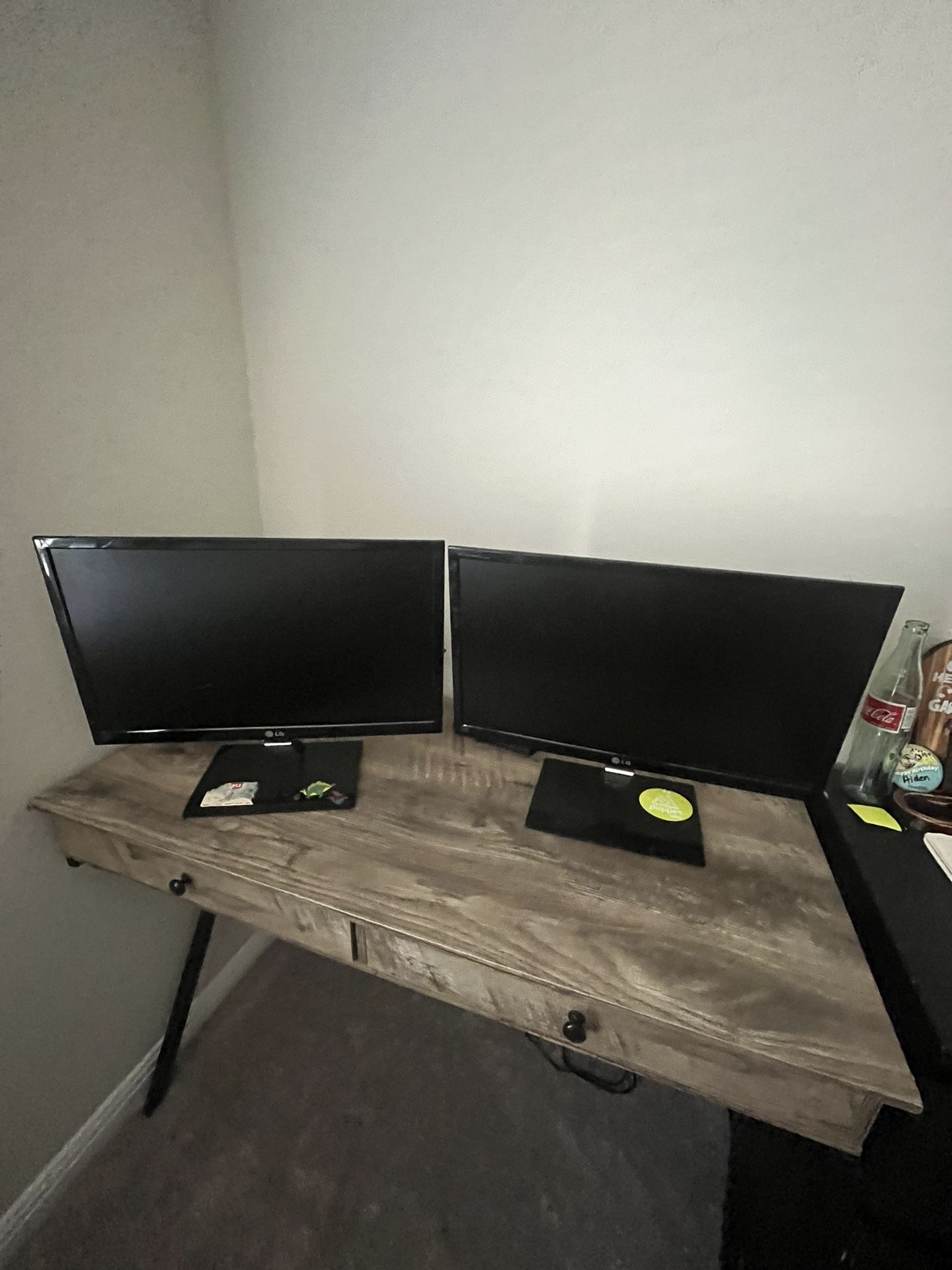 2 LG monitors