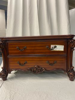 Acme Vendome Chest *damaged*