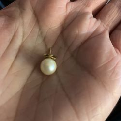 Vintage single genuine Pearl in 14K 