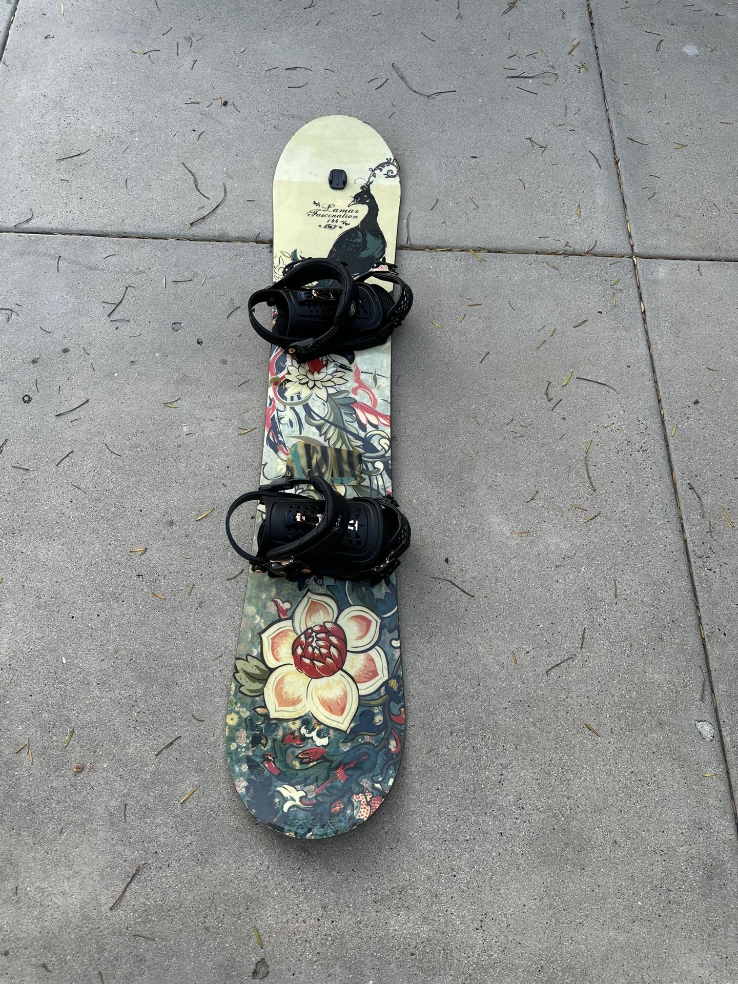 Lamar Fascination Woman’s 144cm Snowboard With Union Bindings