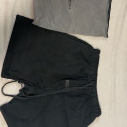 essential shorts black