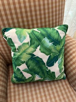 Throw Pillow : Good Condition — $5