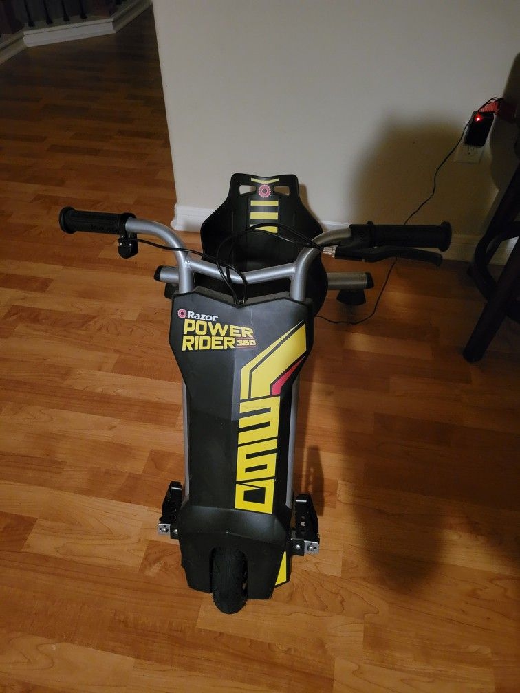 Power Riding Razor Razor Power Rider 360 9 MPH Drifting Trike Ride-On Electric Powered ...