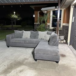 Beautiful modern grey sectional super comfy and nice asking 600