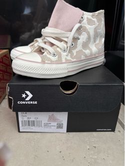 Little kids converse