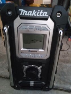 Makita site radio w 18v. Battery