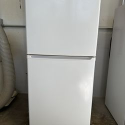 SANYO APARTMENT SIZE FRIDGE/FREEZER