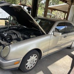 1996 Mercedes diesel will not start, looks like a fuel delivery problem.Very Rare E300 Diesel four Door Sedan 44mpg. 200kmiles Has Brand new tires$643