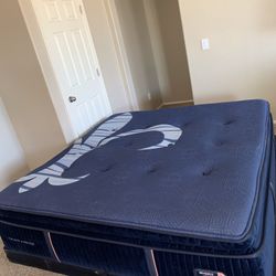 KING MATTRESS STEARNS AND FOSTER PLUSH AND FREE BOX SPRINGS 