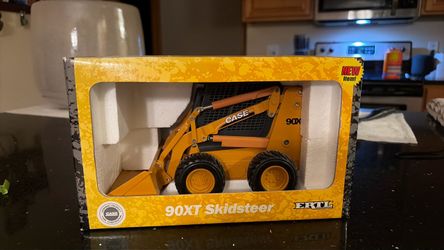 ERTL Case 90XT Skidsteer Die-Cast Model