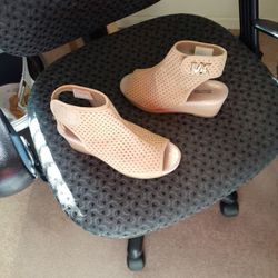 MICHAEL KORS LADIES SHOES SIZE 3 GOOD CONDITION $25.