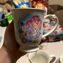 Alice In Wonderland Teapot And Mugs