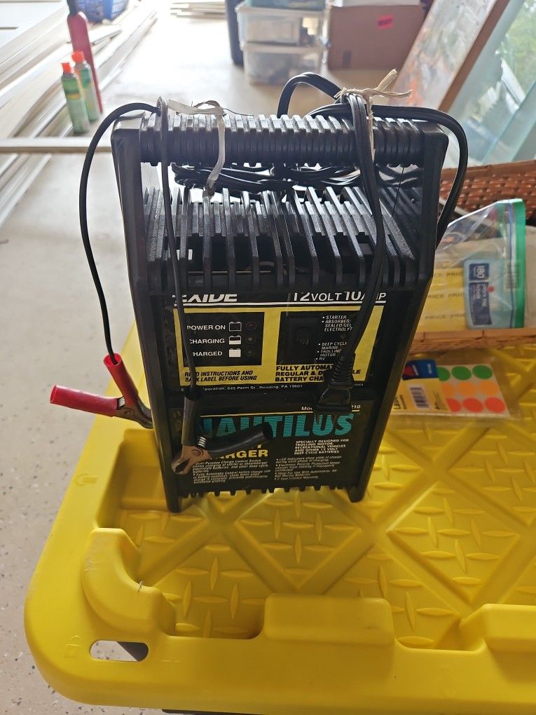 12 VOLT Battery CHARGER. TRICKLE Charger