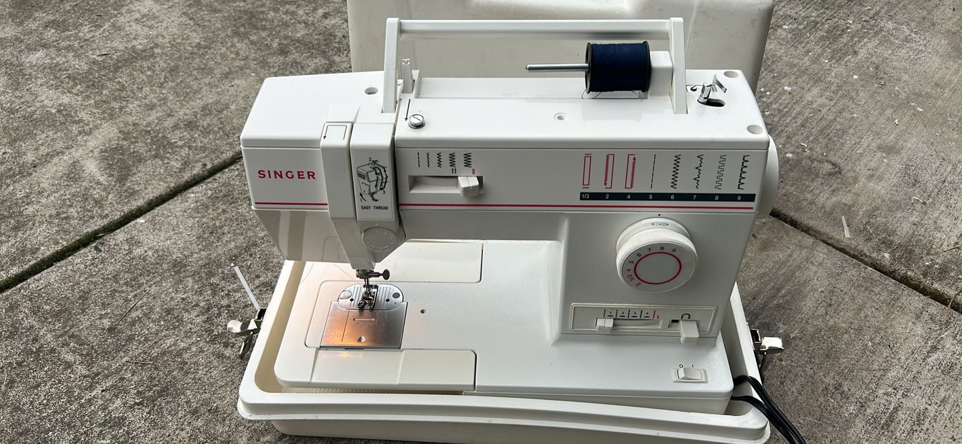 Singer Sewing Machine With Case Tested Good Working