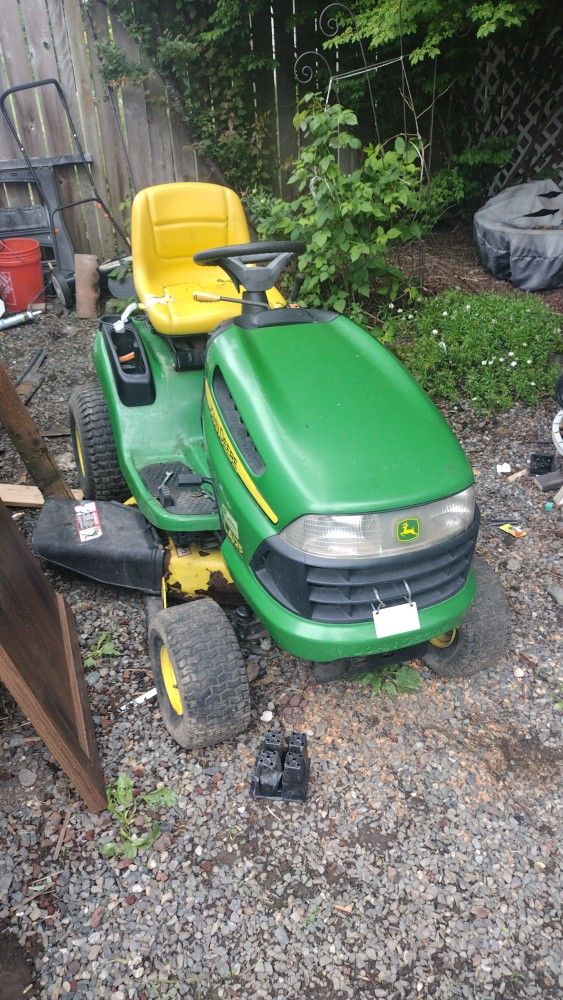 John Deere Riding Lawnmower