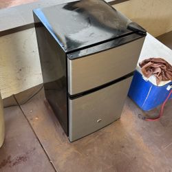 GE Mini Refrigerator