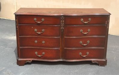 Antique Mahogany 8-Drawer Serpentine Dresser