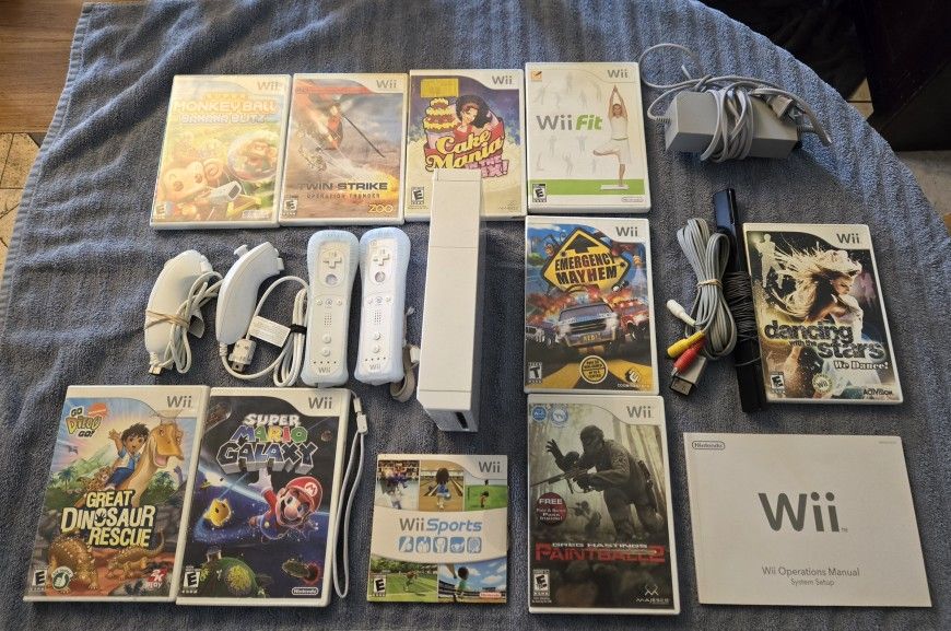 Wii Sports, Super Mario Bundle. Console, Game Lot,2 Controllers,2 Nunchucks  Loaded