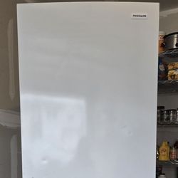 Frigidaire Upright  Deep Freezer