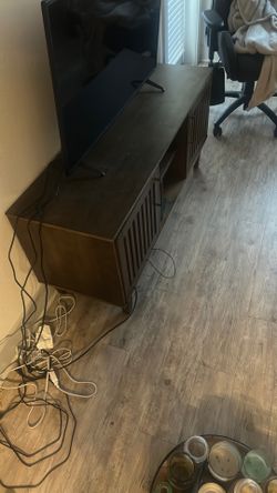 TV STAND IN GREAT CONDITION 