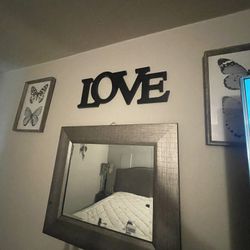 wall decorations all in good condition