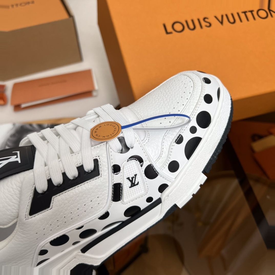 Louis Vuitton Trainer Azur Stone for Sale in Cleveland, OH - OfferUp
