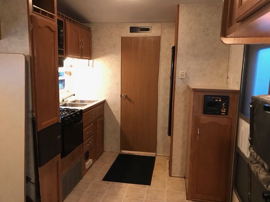 2003 FOREST RIVER WILDWOOD LE SPORT TOY HAULER 26FT CLEAN LOADED SLEEPS 6 for Sale in Middletown