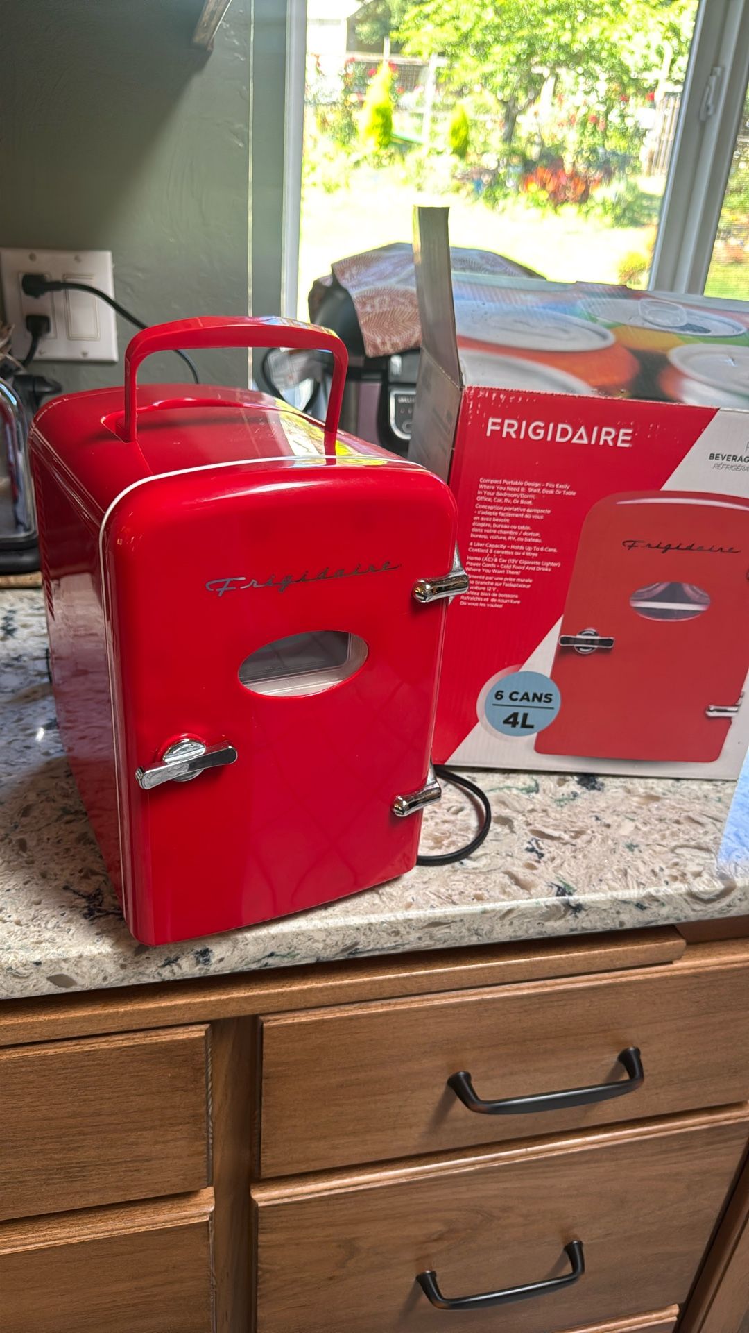 frigidaire retro mini beverage fridge