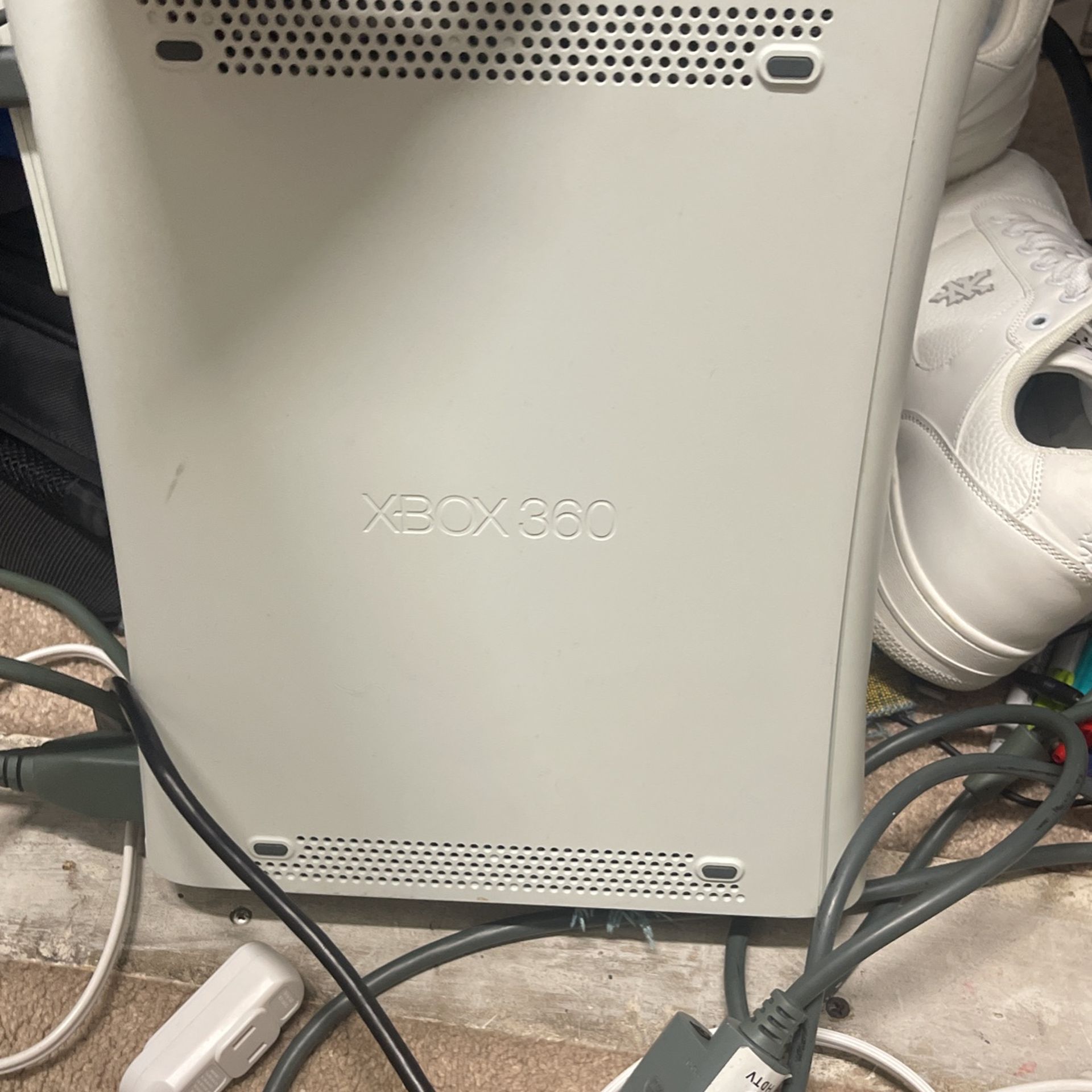 Xbox 360 With Controller And GTA five and five more disc
