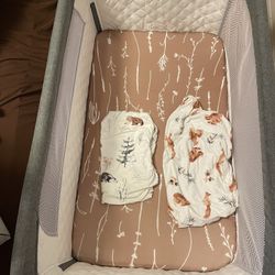  Cowiewie Bassinet And Sheets 