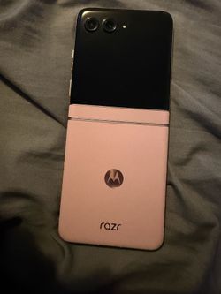 Pink Motorola Razr 2025