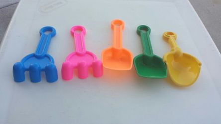 Toy shovels