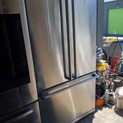 VIKING STAINLESS STEEL COUNTER DEPTH FRENCH DOOR REFRIGERATOR WITH ICE MAKER