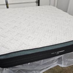 LIKE NEW! Helix Sunset Luxe King Mattress - Delivery Available