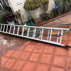 Escalera de 32 pies de aluminio, casi nueva, buena marca muy barata