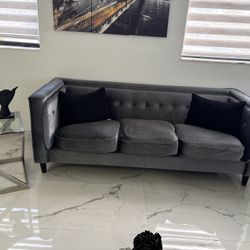 Sofá And Side Table