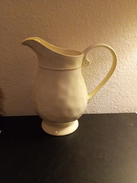 GORGEOUS NEW Pier One Martillo Creme Brulee 64oz Stoneware Pitcher.