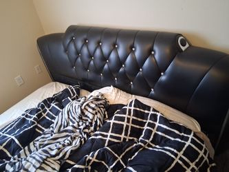 King Size Bedfram & Sterns& Fostervpillowtop Mattress