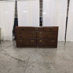 Thomasville Traditional Brown Wood Dresser