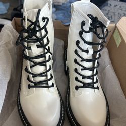 BRAND NEW white leather Boots
