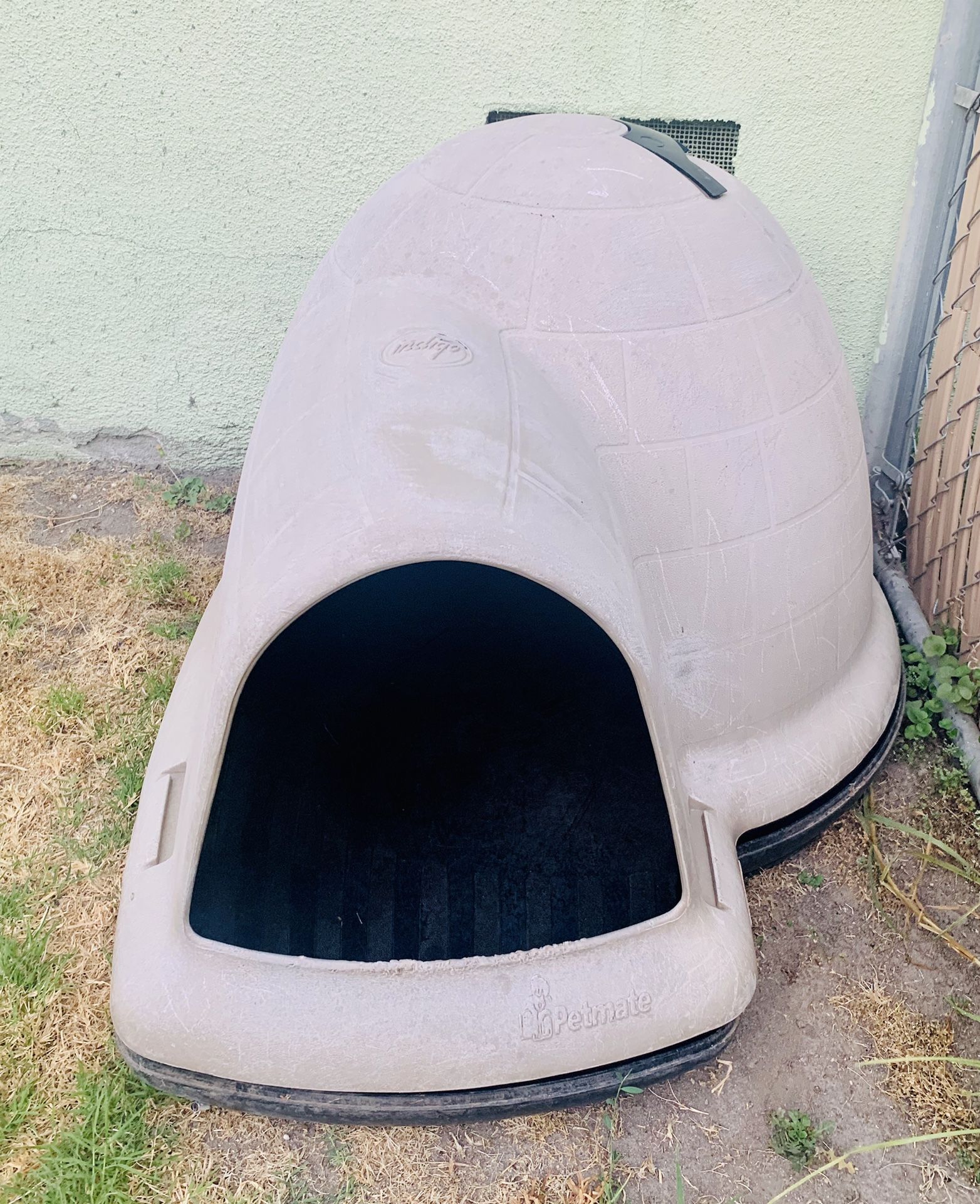Dog igloo house all weather