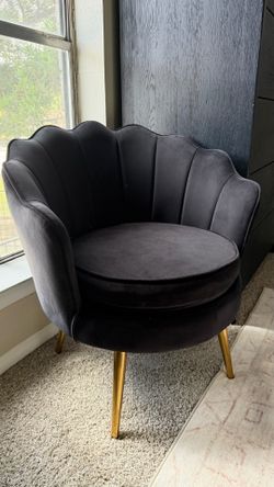 Elegant Black Velvet Accent Chair – Excellent Condition