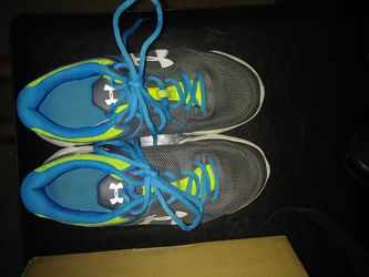 Great shape under armor shoes. Kids 4.5 15$