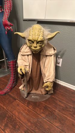 Star Wars Yoda Life-Size Figure Statue