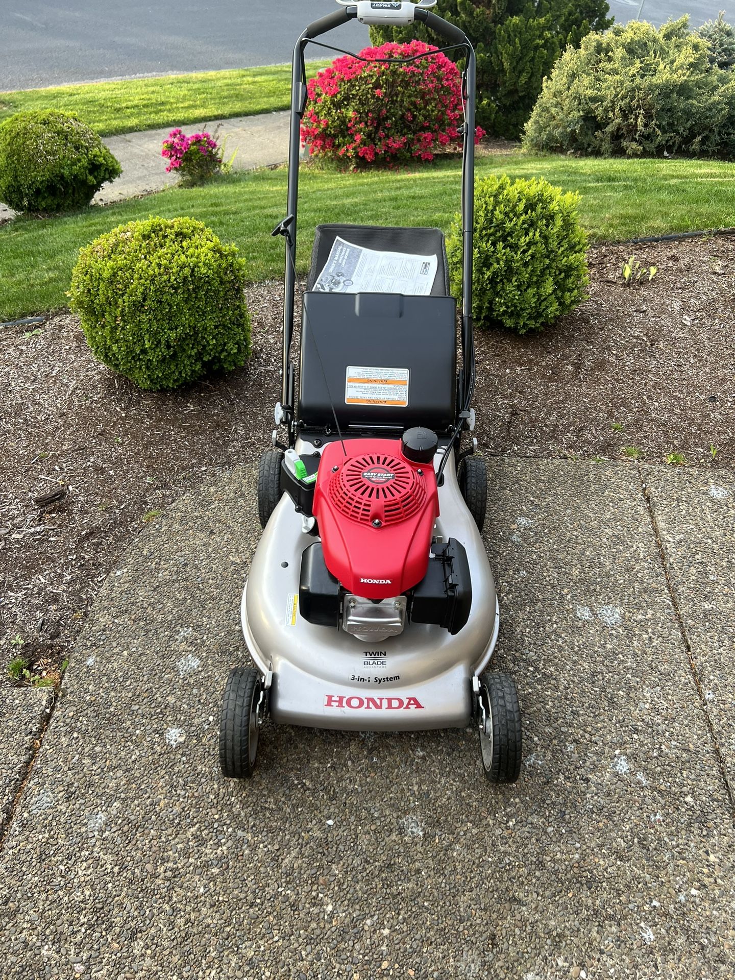 Honda Lawnmower push mower, 3 in 1 System. Twin blade advantage, . Auto Choke.