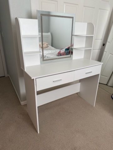 White make-up vanity/desk