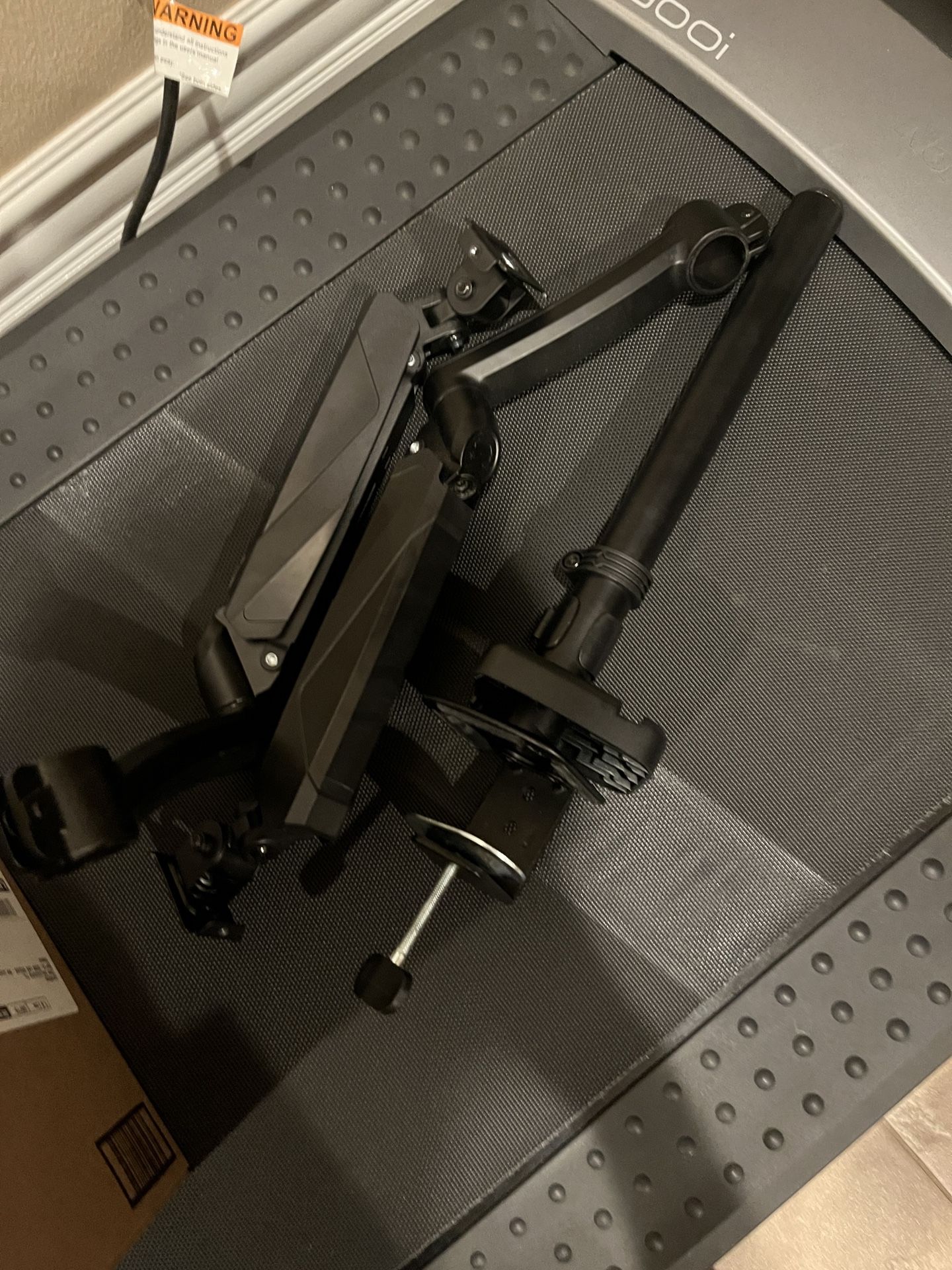 Dual monitor arm