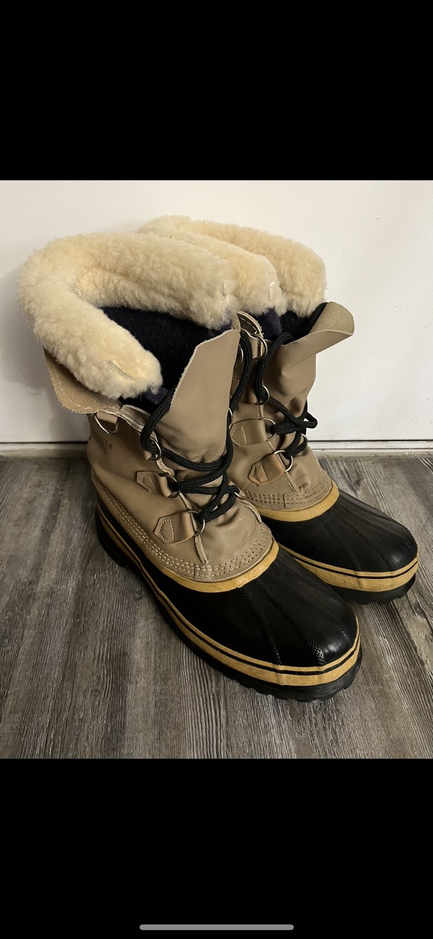 Caribou Sorel Hunting Boots (size 9) with 2 sets of fleece liners